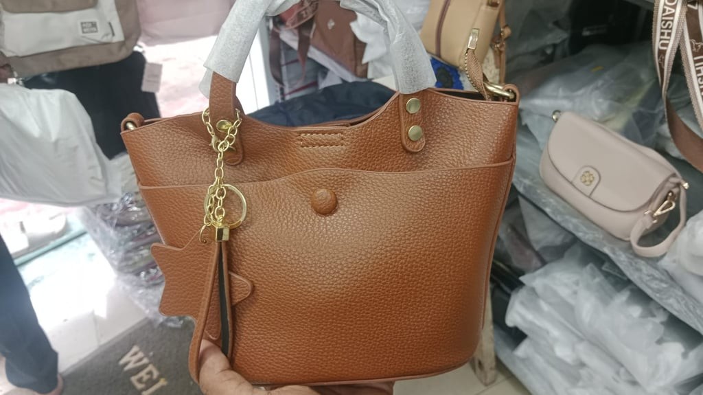 Brown Leather Handbag SMALL SIZE - AM01426MB Elegant tote with star keychain