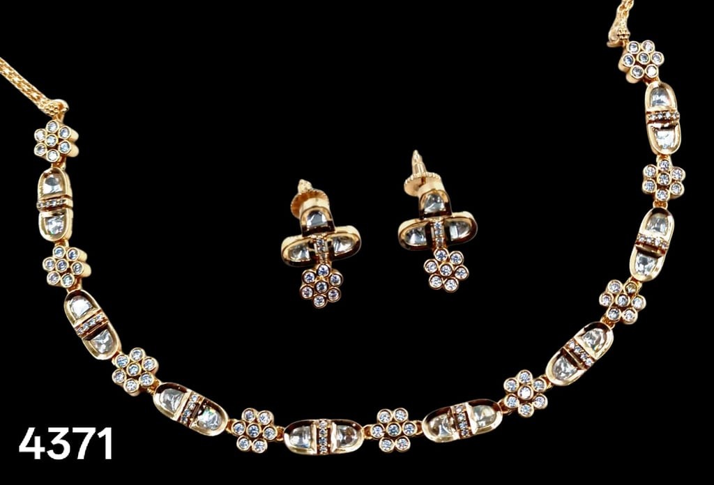 Elegant Gold-Plated Jewelry Set - SA00808PB Sparkling necklace and matching earrings